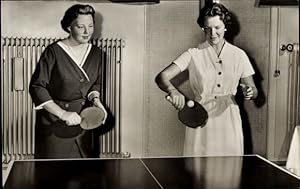 Ansichtskarte / Postkarte Soestdijk, Prinzessin Beatrix der Niederlande und Irene beim Tischtenni...