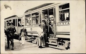 Foto Ansichtskarte / Postkarte Köln, Straßenbahn, Passagiere beim Einstieg, Schaffner