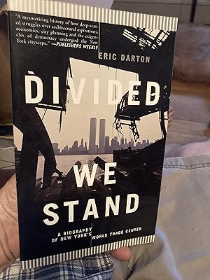 Immagine del venditore per Divided We Stand: A Biography Of New York's World Trade Center venduto da A.C. Daniel's Collectable Books