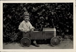 Foto Junge im Spielzeugauto, Fritzel, August 1933