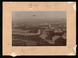 Fotografie Brück, Sohn Meissen, Ansicht Grossenhain, Blick auf die Husaren-Kaserne, Flugplatz und...