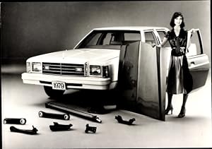 Foto Chevrolet Malibu 1979, Reklame, Dame mit Karosserieteilen