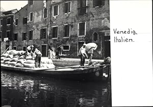 Foto Venezia Venedig Veneto, Arbeiter entladen Lastkahn, Säcke