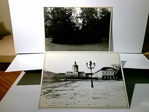 Bild des Verkufers fr Berlin. Schloss Charlottenburg. 2 x Alte Ansichtskarte s/w. ungel. ca 70 / 80ger Jahre ? fokus Bilderladen, Berlin - Serie 4. Foto U. u. B. Eickemeyer. Gebudeansicht u. Denkmal im Park. zum Verkauf von ABC Versand e.K.