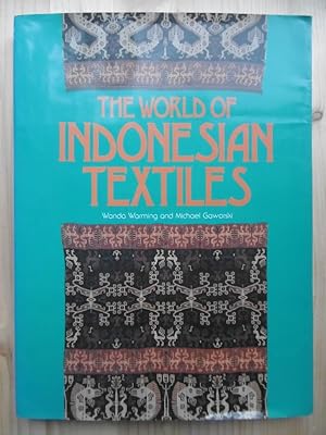 Imagen del vendedor de The World of Indonesian Textiles. (Text and photographs by Wanda Warming and Michael Gaworski). a la venta por Antiquariat Steinwedel