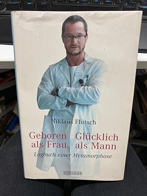 Bild des Verkufers fr Geboren als Frau - glcklich als Mann : Logbuch einer Metamorphose. Niklaus Fltsch kam 1964 in Zrich zur Welt. Als Bettina. Das Kind trug alle ueren Zeichen eines Mdchens, wurde von seiner Umgebung auch eindeutig als solches wahrgenommen, fhlte sich aber als Junge. Im Alter von vier Jahren bat es seine Mutter, sich die langen Haare schneiden zu drfen. Die Enttuschung, dass mit den fallenden Haaren nicht automatisch ein Zipfelchen zwischen seinen Beinen wuchs, war immens. ber seine Seelennot redete das Kind nie, auch nicht in der Pubertt. Es arrangierte sich so weit wie mglich mit seiner weiblichen Hlle, studierte spter Medizin und wurde Gynkologin. Im Alter von 46 Jahren schlielich entschied sich Niklaus, so der neue Name, zur Transition. Im nun folgenden Prozess sprach er das erste Mal ber seine Not. Mit seinen Eltern, seinen Geschwistern, seinen Patientinnen, seinen Freundinnen und Freunden, seinen Arbeitskolleginnen und -kollegen. Er setzte alles auf eine Karte und w zum Verkauf von bookmarathon