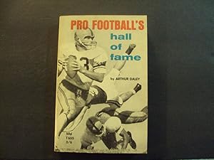 Bild des Verkufers fr Pro Football's Hall Of Fame pb Arthur Daley 1st Print 1st ed 10/65 Scholastic Books Svcs zum Verkauf von Joseph M Zunno