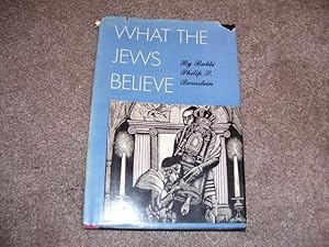 Image du vendeur pour What The Jews Believe mis en vente par Cheryl's Books