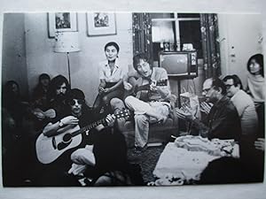 Imagen del vendedor de Raeanne Rubenstein 1970 photo of John Lennon s 30th Birthday party on Portraits and Memories Suzan Cooper Fine Art 1994 Exhibition invite postcard a la venta por ANARTIST