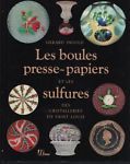 Seller image for Les boules presse-papiers et les sulfures des cristalleries de Saint Louis. for sale by Messinissa libri