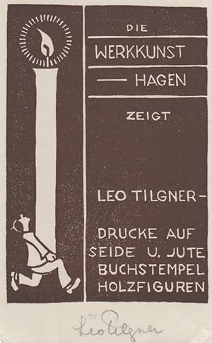 Seller image for Die Werkkunst Hagen zeigt Leo Tilgner - Drucke auf Seide u. Jute Buchstempel Holzfiguren. Mnnlein, bergroe Kerze schleppend. for sale by Antiquariat  Braun