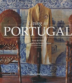 Bild des Verkufers fr Living in Portugal. Preface by Mrio Soares. Photography by Jrme Darblay. Translated by Francis Cowper. zum Verkauf von ANTIQUARIAT ERDLEN