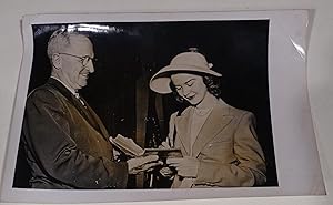 Bild des Verkufers fr Pressefoto Prsident Truman: "Widmung fr Truman. Barbara Ann Scott schreibt whrend eines Besuches bei Prsident Truman im Weien Haus ihren Namenszug in das Buch 'A History of the Olympics.'" -- Schnes Pressefoto, datiert 26.5.1948. zum Verkauf von Antiquariat Thomas Mertens