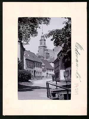 Fotografie Brück, Sohn Meissen, Ansicht Oederan i. Sa., Strassenpartie in der Unterstadt mit Kirche