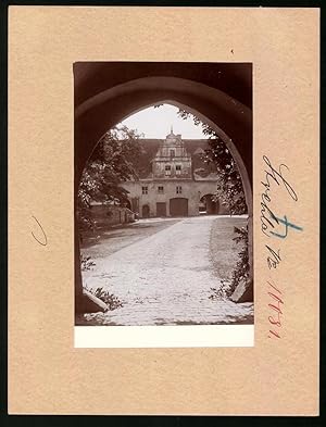 Fotografie Brück, Sohn Meissen, Ansicht Strehla a. Elbe, Blick durch den Torbogen auf den Schlosshof