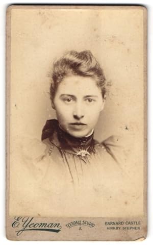 Photo E. Yeoman, Barnard Castle, Junge Dame mit zurückgebundenem Haar