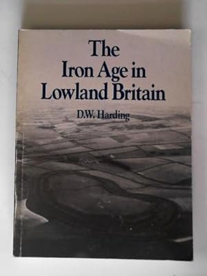 Immagine del venditore per The Iron Age in Lowland Britain venduto da Cotswold Internet Books