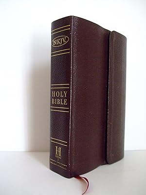 Immagine del venditore per The Holy Bible NKJV New King James Version (Large Print Compact Reference Bible) Burgundy Bonded Leather Mag Flap venduto da Lily of the Valley Books