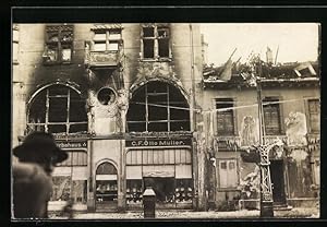 Foto-Ansichtskarte Karlsruhe, Brand des Cafe Moninger 1917 und des Geschäftshauses C. F. Otto Müller