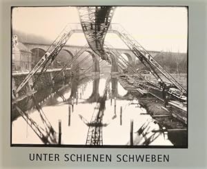 Bild des Verkufers fr Unter Schienen schweben. Photographien vom Bau der Schwebebahn in Wuppertal vor 100 Jahren. -- Mit Beigabe. zum Verkauf von Querschnitt Antiquariat