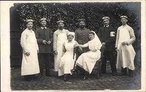Foto Ansichtskarte / Postkarte Deutsche Soldaten in Uniformen, Krankenschwestern, Sanitäter, Rote...