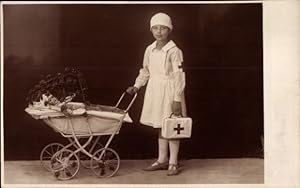 Foto Ansichtskarte / Postkarte Wien, Mädchen in Schwesterntracht mit Puppenwagen, Rotes Kreuz - F...