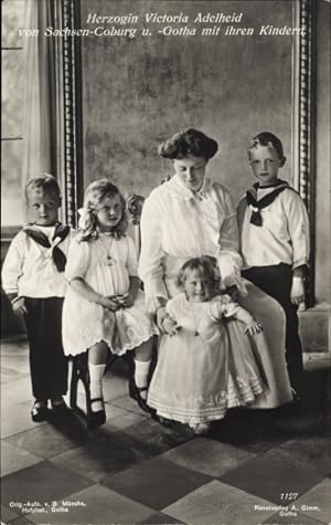 Ansichtskarte / Postkarte Herzogin Victoria Adelheid von Sachsen-Coburg-Gotha mit ihren Kindern