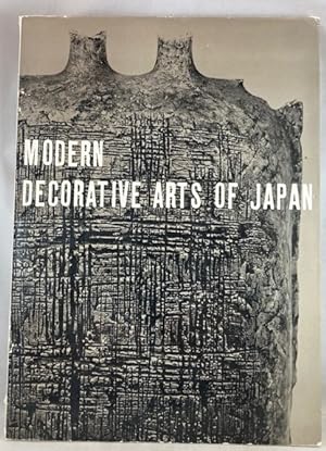 Immagine del venditore per The Decorative Arts of Modern Japan venduto da Great Expectations Rare Books