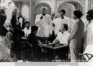 Imagen del vendedor de Foto Filmszene James Bond 007-Octopussy GB 1983, Kristina Wayborn, Roger Moore, Kabir Bedi a la venta por akpool GmbH