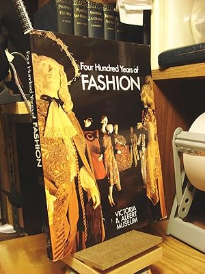 Imagen del vendedor de Four Hundred Years of Fashion a la venta por Henniker Book Farm and Gifts