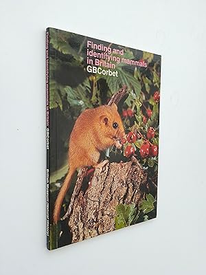 Immagine del venditore per Finding and Identifying Mammals in Britain: A Guide to the Mammals of Britain and Ireland venduto da Books & Bobs