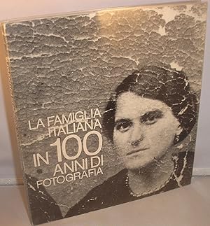 Immagine del venditore per La Famiglia Italiana in 100 Anni di Fotografia venduto da Michael Fox (Ex-Bookseller)