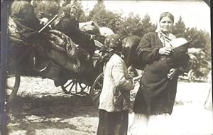 Foto Ansichtskarte / Postkarte Russische Flüchtlinge, Frauen mit Kopftüchern, Baby, Pferdefuhrwer...