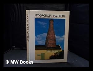 Imagen del vendedor de Moorcroft pottery: a guide to the pottery of William and Walter Moorcroft, 1897-1986 / Paul Atterbury; additional material by Beatrice Moorcroft a la venta por MW Books Ltd.