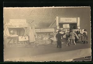 Bild des Verkufers fr Ansichtskarte Puppenhaus-Szene, Puppen stellen Passanten vor Wschegeschft, Eisladen und Bilderhandel dar zum Verkauf von Bartko-Reher