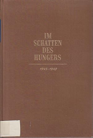 Imagen del vendedor de Im Schatten des Hungers : Dokumentarisches z. Ernhrungspolitik u. Ernhrungswirtschaft in d. Jahren 1945 - 1949 / Bearb.: Justus Rohrbach. Hrsg. von Hans Schlange-Schningen a la venta por Bcher bei den 7 Bergen