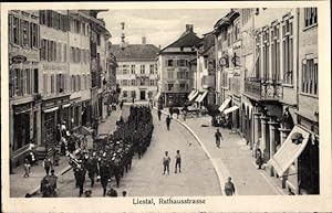 Ansichtskarte / Postkarte Liestal Kanton Basel Land Schweiz, Rathausstraße, Militärparade