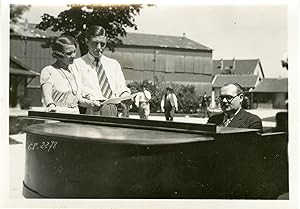 "Clara TAMBOUR, Henri GARAT, Lionel CAZAUX au piano" pendant le tournage du film "DELPHINE" (seco...