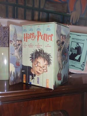 Imagen del vendedor de Harry Potter und der Stein der Weisen Harry Potter und die Kammer des Schreckens Harry Potter und der Gefangene von Askaban Harry Potter und der Feuerkelch Vier Bnde als Taschenbuch im Original-Pappschuber Mit farbig gestalteter Schreibunterlage. a la venta por Antiquariat Klabund Wien