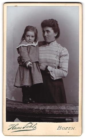 Immagine del venditore per Foto Hans Pohl, Bozen, Mutter mit ihren Tochter im Atelier, Mutterglck venduto da Bartko-Reher