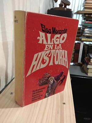 Imagen del vendedor de Algo en la historia a la venta por Libros Antuano