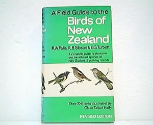 Imagen del vendedor de A Field Guide to the Birds of New Zealand. A complete guide to the native and introduced species of New Zealand an outlying islands. Over 200 birds illustrated by Chloe Talbot Kelly. a la venta por Antiquariat Kirchheim
