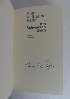 Seller image for Am Schwarzen Berg. Roman/ signiert for sale by Antiquariat Maralt