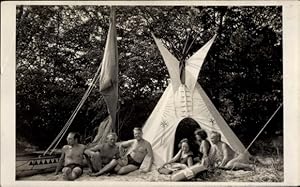 Foto Ansichtskarte / Postkarte Männer und Frauen in Badekleidung vor einem Zelt