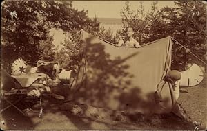 Foto Ansichtskarte / Postkarte Männer neben einem Zelt, Indianerkanu