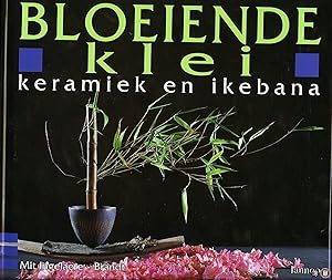 Seller image for Bloeiende klei, keramiek & ikebana. for sale by Emile Kerssemakers ILAB