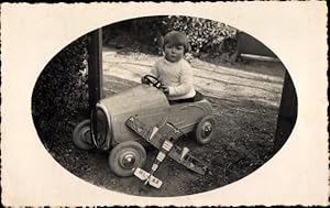 Passepartout Ansichtskarte / Postkarte Junge im Spielzeug-Auto, Flugzeug, Kinderportrait