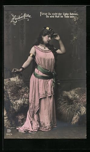 Bild des Verkufers fr Ansichtskarte Zauberflte, Sngerin im rosafarbenen Kostm zum Verkauf von Bartko-Reher