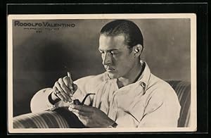 Ansichtskarte Schauspieler Rudolph Valentino mit Pfeife in der Hand