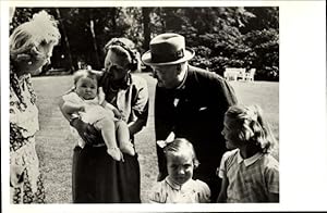 Ansichtskarte / Postkarte Königin Juliana mit Familie und Winston Churchill, 1948, Prinzessin Mar...